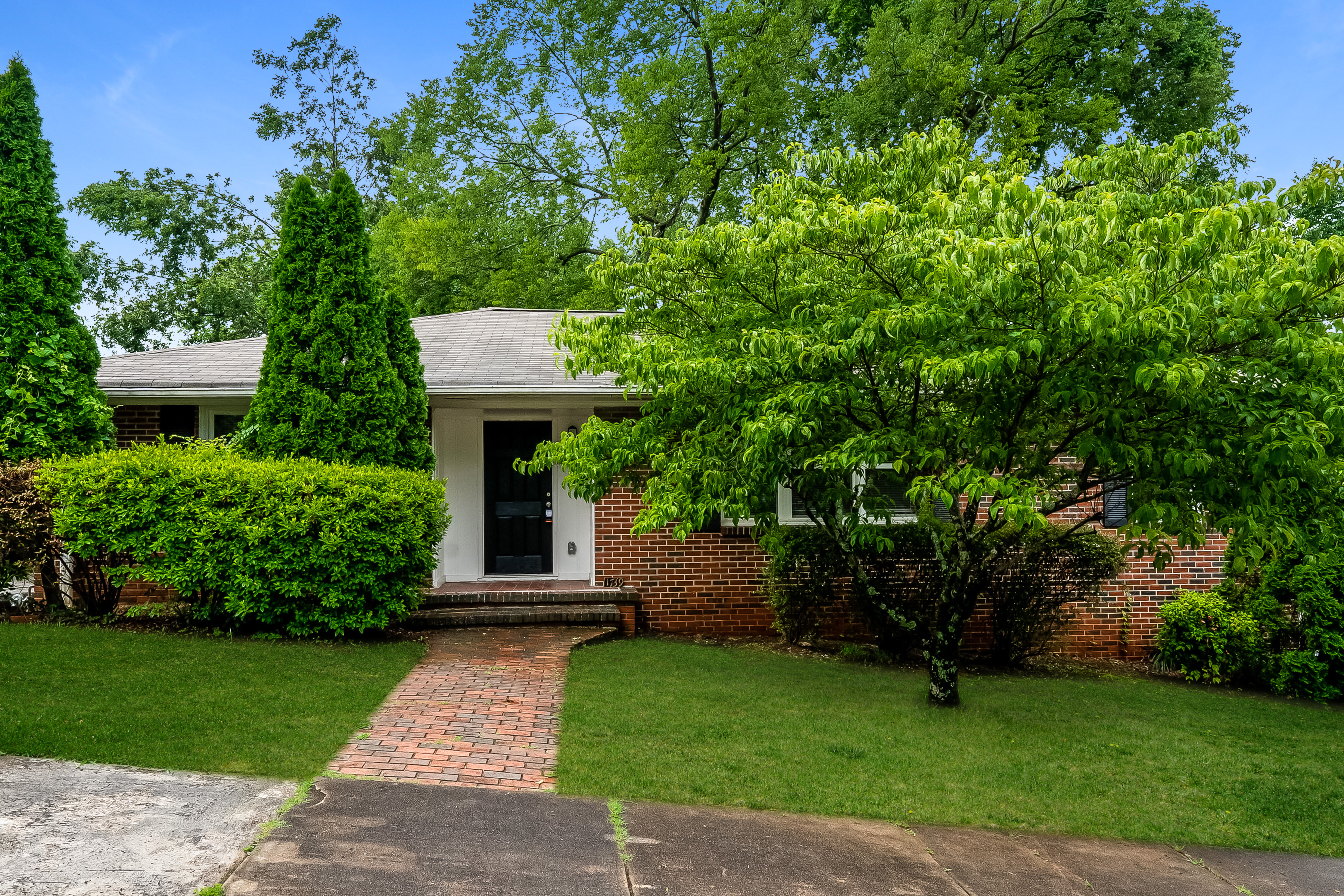 1739 Mountain Dr Tarrant, AL 35217